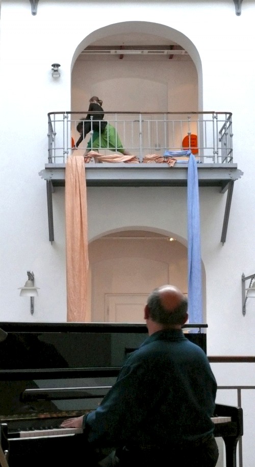 Cynthia Gonzalez and Teresa Hackel: dance improvisation to music by Johnny Gonzalez in Altana Galerie Dresden 